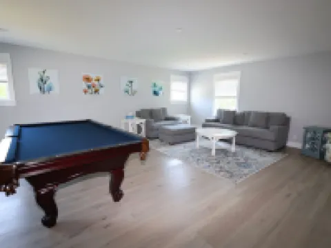 6-bedroom vacation home just a 5-minute walk to Lake Michigan 卡斯科酒店