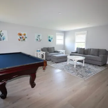 6-bedroom vacation home just a 5-minute walk to Lake Michigan Отели в г. Каско Тауншип