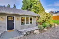 Private Yard & Fire Pit! Modern Kirkland Abode