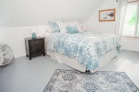 Lake Street Retreat: Charming Getaway with Stunning Lake View Sunsets
