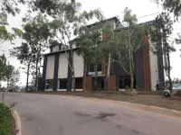 Solace Suites Hotel & Banquets فنادق في 