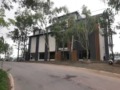 Solace Suites Hotel & Banquets Hotel a 