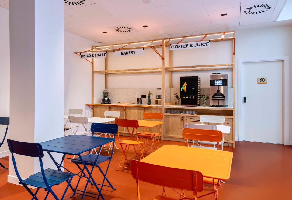 easyHotel Barcelona La Sagrera 객실 내부 (예상 이미지)