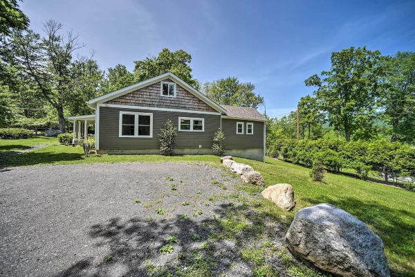 Charming Cottage w/ Deck: Mtn + Lake Views!
