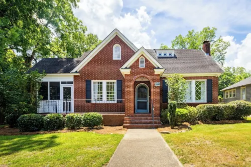 Midtown Brick Cottage 3BR, 2BA • 15 Mins to Ft Moore