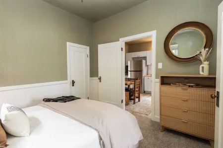 NEW!! Charming 2-bedroom house in Uptown Butte