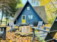 Bethel Woods Escape: Fire Pit~BBQ~Hiking~on 5 Acres~Cute A-Frame
