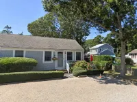 Cozy 2-bedroom cottage, 0.2 mi walk to the beach and other popular attractions!