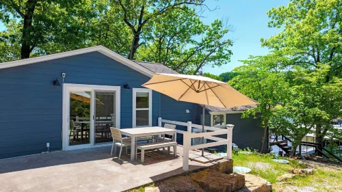 Little Bearcat Bungalow Stay on Ozark Waterfront