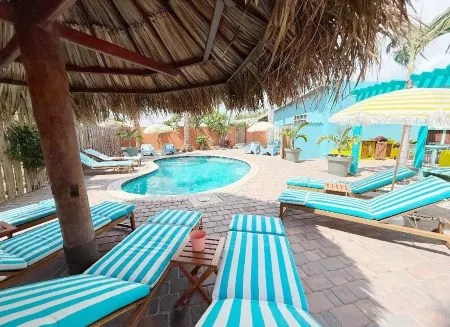 Aruba Palms Escape Suites Отели в г. Палм-Бич