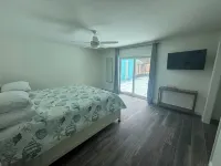 New VRBO...2025 open dates-New 4/3 with heated pool, dock, kayaks, outdoor space