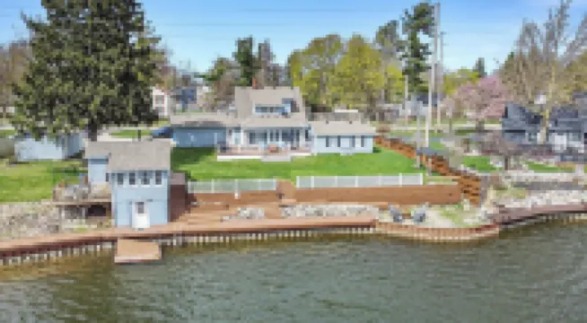 Luxury 3 bedroom waterfront home with indoor hot tub, sauna, paddle boat & kayak
