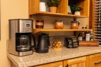 Lake Tahoe Beach Getaway- steps from the Lake! Cozy studio at Franciscan Lodge. Hoteles en Tahoe Vista