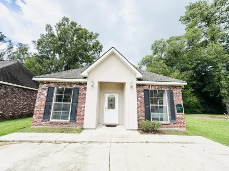New Orleans Style Decor and Serene Setting - Spacious Tranquil Haven