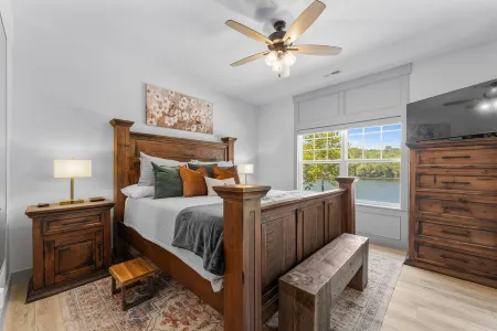 Lakefront LuxuryNo Stairs/3 King Beds/Minutes 2 Downtown/Family-Friendly