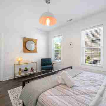 LUX 3-Level Chicago Home +garage & patio Rooms