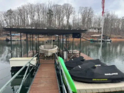 The Hartwell Hideaway: Cozy Lakefront Bungalow