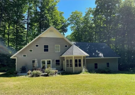Private Glacial Hills Bellaire Home