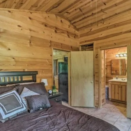 Cozy cabin 1 bedroom, WiFi, AC above Sylamore Creek in welcoming Mountain View