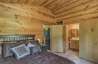 Cozy cabin 1 bedroom, WiFi, AC above Sylamore Creek in welcoming Mountain View