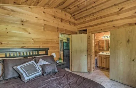 Cozy cabin 1 bedroom, WiFi, AC above Sylamore Creek in welcoming Mountain View Отели рядом с достопримечательностью «Holiday Mountain Resort»