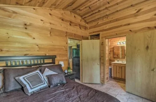 Cozy cabin 1 bedroom, WiFi, AC above Sylamore Creek in welcoming Mountain View