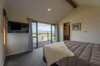 Stay7A: 4BR Modern Comfort, Sky TV, Views – Walk to Village & Pools