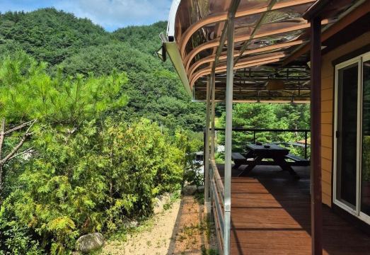 단양의 아름다운 산과 독채 펜션