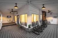 Spring Creek Farmhouse Luxury Family Retreat on 25 acre with direct river access Hotels in Cairo