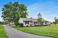 Huckleberry Guest House- Charming 2-bed cottage on serene Thompsons Station farm Hotel a Thompson's Station