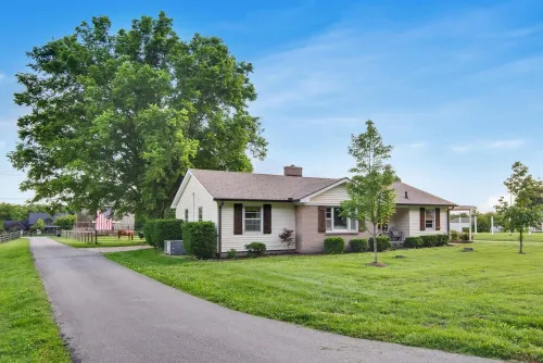 Huckleberry Guest House- Charming 2-bed cottage on serene Thompsons Station farm Hotels in Thompson's Station