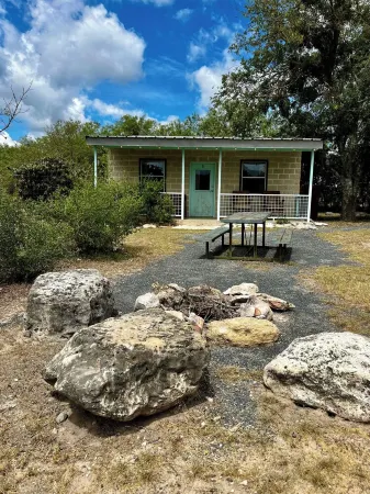Waterfront on the Frio River, Cozy Cabin, Prime Stargazing Отели рядом с достопримечательностью «Парк штата Гарнер»