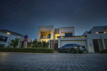 Luxury Holiday House Отели рядом с достопримечательностью «Нью Йорк Юниверсити Абу-Даби»