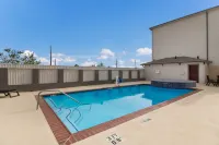 Red Roof Plus+ Galveston - Beachfront Hotels in Galveston