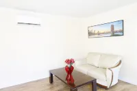 Contemporary remodeled and fully furnished Các khách sạn ở Northridge