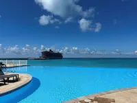 Chic 2-bedroom condo in brilliant Bimini Bay, steps from the Beach, WiFi, AC