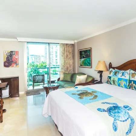 Unique Chic Hotel with pool, WiFi, gym & AC in world-class Waikiki, Hawaii.