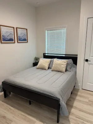 Cozy & Modern Coastal Retreat- Steps from the Sponge Docks!