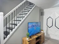 Charming Full Modern Home+Free Parking+Fast Wi-Fi & Centrally located Hotels in Rich Township