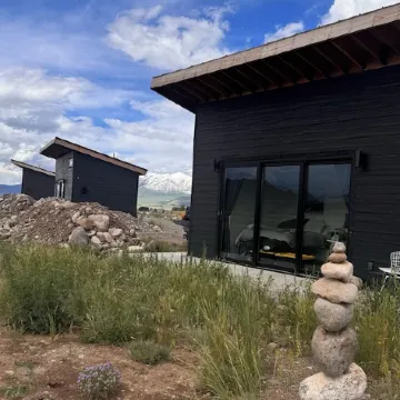Modern Cabin 1 with AC in charming Paradise Valley with stunning views