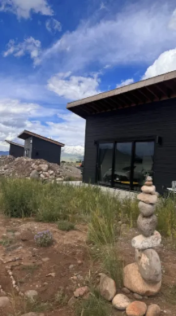 Modern Cabin 1 with AC in charming Paradise Valley with stunning views