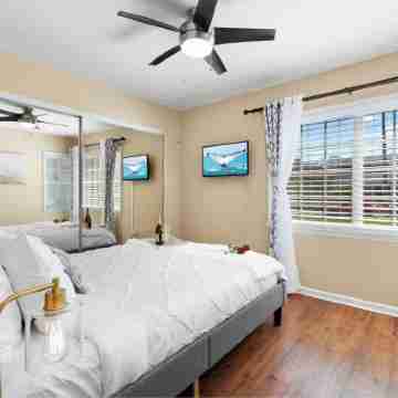 Charming Coastal Escape: Resort-Style Walk-in Spa Rooms