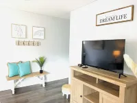 Charming 3-bedroom WALKING distance to BEACH bottom unit of duplex in Edinboro