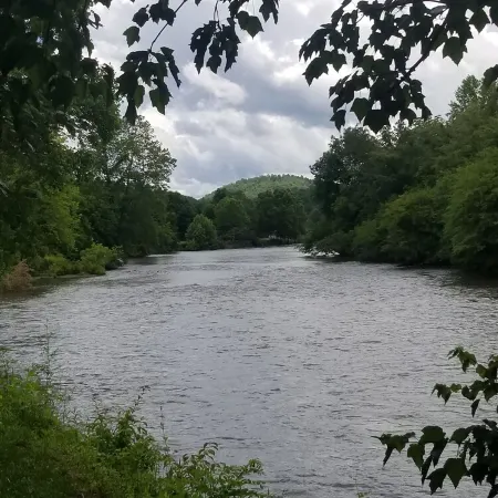 Peaceful Treasure 2-bedroom Riverfront Cabin in Franklin NC