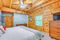 Cozy Retreat w/ Deck & Sapphire Resort Access!