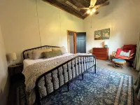 Peaceful Boho Retreat Nestled in the Woods – 5 Mins from Downtown