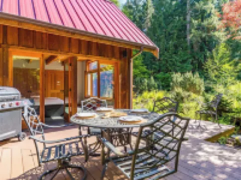 Rhythm Waters by Avantstay Garden Paradise, Pond Hotels in Langley