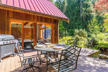 Rhythm Waters by Avantstay Garden Paradise, Pond