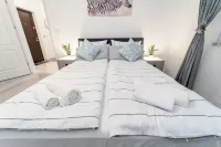 Chic 1-bedroom apartment with AC, WiFi in cool GirocApartament Sophia Hotel di 