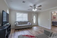 Goldfinch Guesthouse: Charming Family Home Near Lake & Downtown Claremore